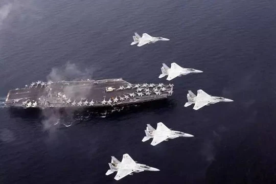 Hạm đội liên hợp Mỹ - Nhật và máy bay chiến đấu F-15 Nhật Bản tiến hành tập trận chung. Ảnh: Sohu