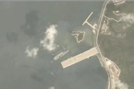 Tàu sân bay Liêu Ninh xuất hiện ở quân cảng Tam Á ngày 24/3/2018. Ảnh: Sina.