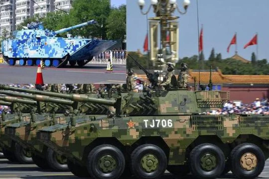 Xe bọc thép bánh lốp ZTL-11 và xe đột kích đôt bộ ZBD05 Trung Quốc trong lễ duyệt binh. Ảnh: Sina