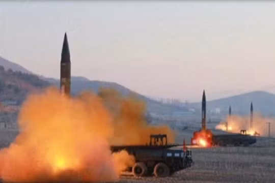 Ngày 6/3/2017, Triều Tiên phóng 4 quả tên lửa đạn đạo về biển Nhật Bản. Ảnh: Đài truyền hình KRT Triều Tiên