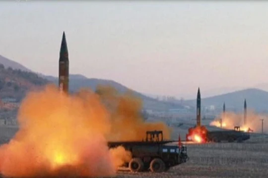 Ngày 6/3/2017, Triều Tiên phóng 4 quả tên lửa đạn đạo về biển Nhật Bản. Ảnh: Đài truyền hình KRT Triều Tiên