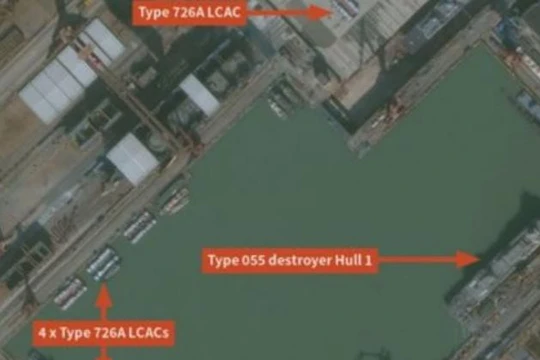 Đây là hình ảnh vệ tinh của Jane's cho thấy Trung Quốc đang đẩy nhanh chế tạo tàu đổ bộ đệm khí Type 726A. Ảnh: Jane's/Cankao.