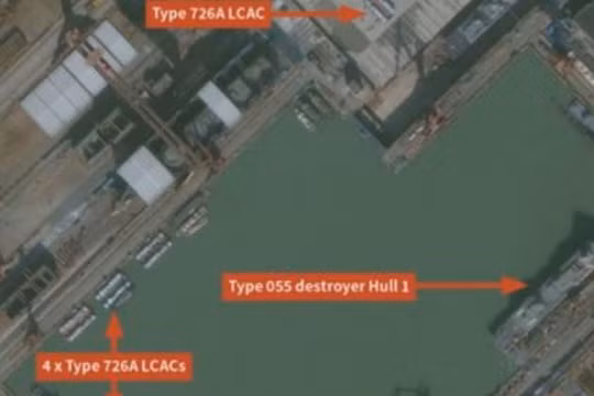 Đây là hình ảnh vệ tinh của Jane's cho thấy Trung Quốc đang đẩy nhanh chế tạo tàu đổ bộ đệm khí Type 726A. Ảnh: Jane's/Cankao.