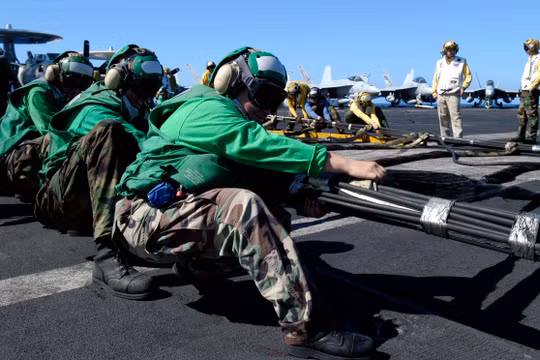 Binh Sỹ trên tàu sân bay Hải quân Mỹ. Ảnh: nationalinterest