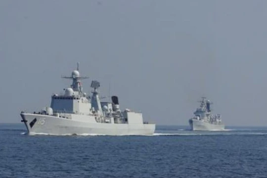 Tàu khu trục Thẩm Dương và tàu khu trục Thanh Đảo của Hạm đội Bắc Hải, hải quân Trung Quốc trong một cuộc tập trận vào đầu năm 2017. Ảnh: Sina.