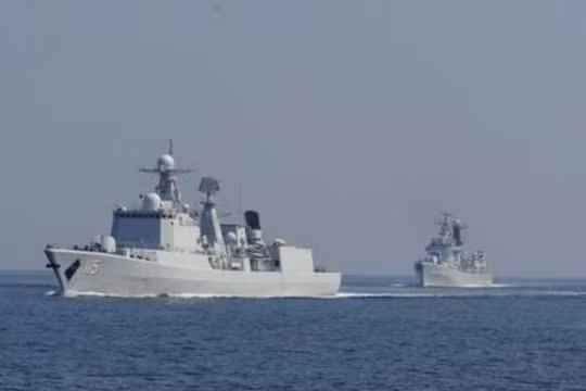 Tàu khu trục Thẩm Dương và tàu khu trục Thanh Đảo của Hạm đội Bắc Hải, hải quân Trung Quốc trong một cuộc tập trận vào đầu năm 2017. Ảnh: Sina.
