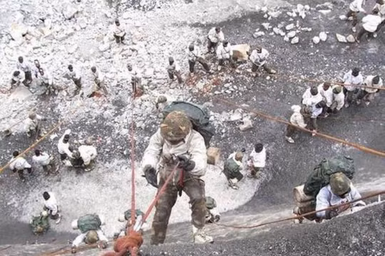 Sư đoàn miền núi Ấn Độ tiến hành tập trận. Ảnh: Sina