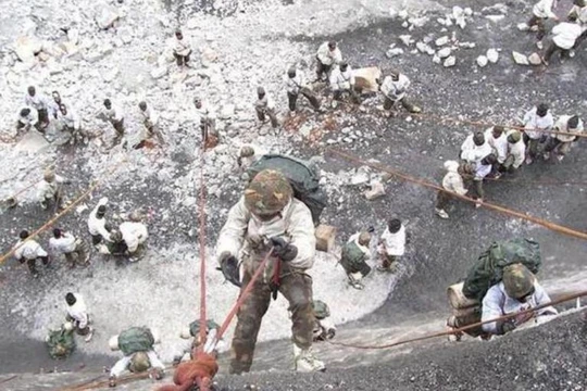 Sư đoàn miền núi Ấn Độ tiến hành tập trận. Ảnh: Sina