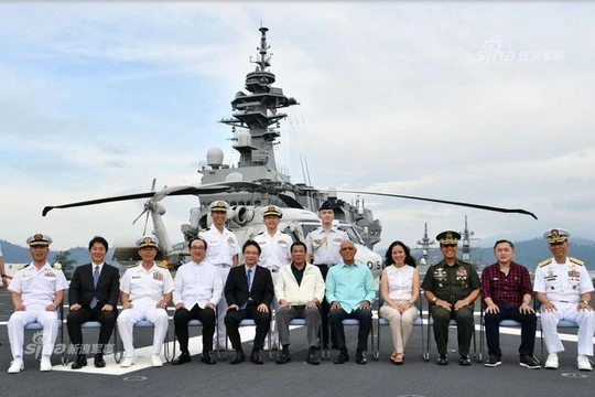 Ngày 1/9/2018, Tổng thống Philippines Rodrigo Duterte và các quan chức quân đội, quốc phòng Philippines lên thăm tàu sân bay trực thăng Kaga của Lực lượng phòng vệ Nhật Bản. Ảnh: Sina.