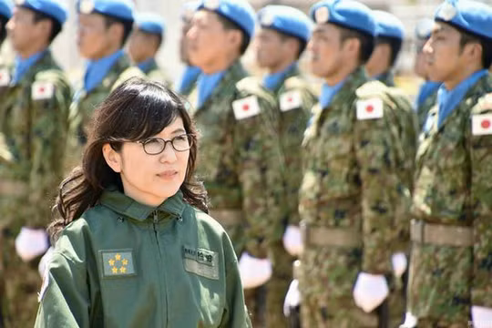 Bộ trưởng Quốc phòng Nhật Bản Tomomi Inada thị sát lực lượng gìn giữ hòa bình Nhật Bản ở Nam Xu-đăng. Ảnh: Sohu