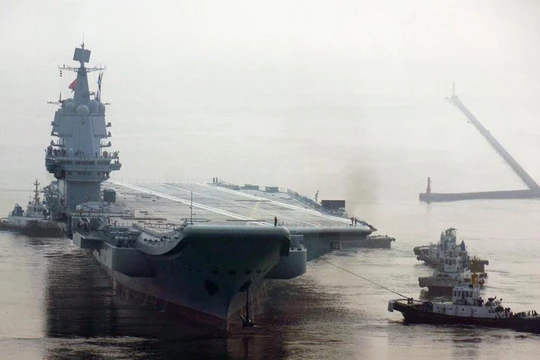 Tàu sân bay Type 001A Trung Quốc chạy thử trên biển lần đầu tiên. Ảnh: Dwnews.