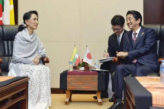 Tháng 9/2016, tại Vientaine, Lào, bà Aung san Suu kyi có cuộc hội đàm với Thủ tướng Nhật Bản Shinzo Abe. Ảnh: The Japan Times