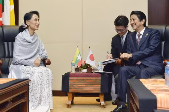 Tháng 9/2016, tại Vientaine, Lào, bà Aung san Suu kyi có cuộc hội đàm với Thủ tướng Nhật Bản Shinzo Abe. Ảnh: The Japan Times