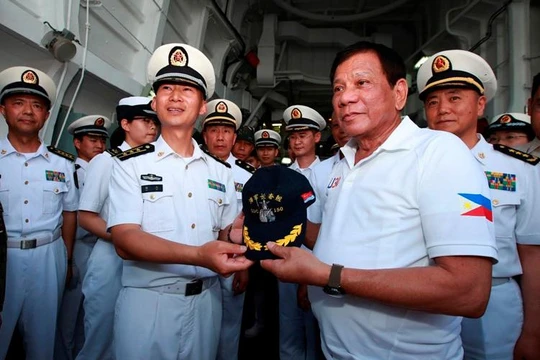 Ngày 1/5/2017, Tổng thống Philippines Rodrigo Duterte lên thăm tàu chiến hải quân Trung Quốc. Ảnh: AP/Philippine Star