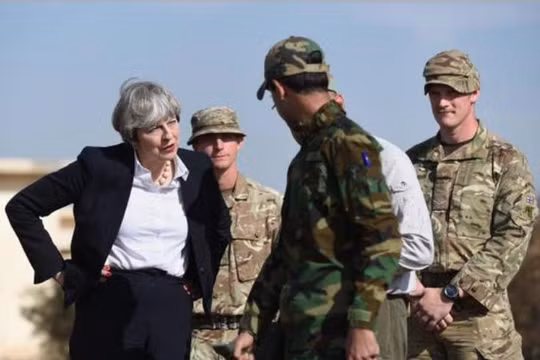 Thủ tướng Anh Theresa May và binh sĩ Anh. Ảnh: Sina.