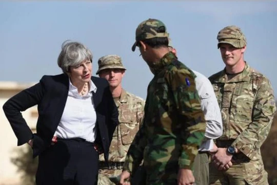 Thủ tướng Anh Theresa May và binh sĩ Anh. Ảnh: Sina.