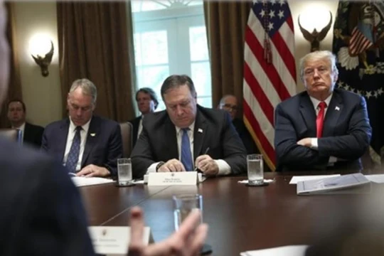 Tổng thống Mỹ Donald Trump (bên phải) trong một cuộc họp nội các Chính phủ Mỹ bàn về biện pháp chống Trung Quốc. Ảnh: Sina.