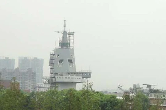 Mô hình đảo tàu mới của tàu sân bay tự chế thứ 2 Trung Quốc. Ảnh: Guancha.