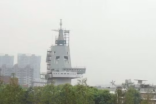 Mô hình đảo tàu mới của tàu sân bay tự chế thứ 2 Trung Quốc. Ảnh: Guancha.