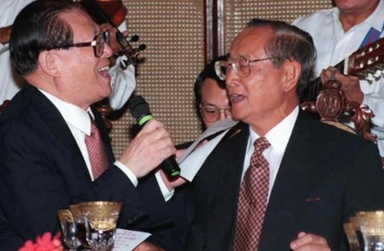  Cựu Tổng thống Philippines Fidel Ramos (bên phải) và cựu Chủ tịch Trung Quốc Giang Trạch Dân cùng hát ở một buộc tiệc chiêu đãi cấp nhà nước tại Dinh Malacanang, Manila, Philippines vào ngày 26/11/2016. Ảnh AFP.