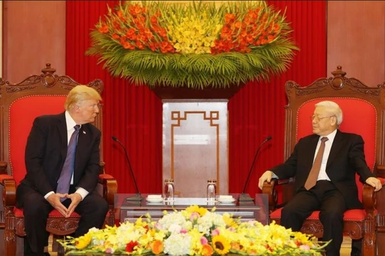 Tổng Bí thư Nguyễn Phú Trọng tiếp Tổng thống Mỹ Donald Trump (trái). 