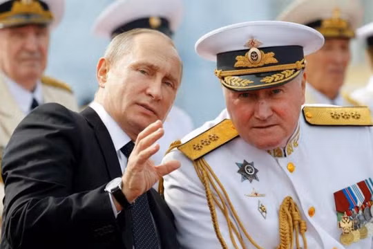 Tổng thống Nga Vladimir Putin nói chuyện với Tư lệnh hải quân Nga Vladimir Korolev. Ảnh: BusinessLIVE/Reuters.