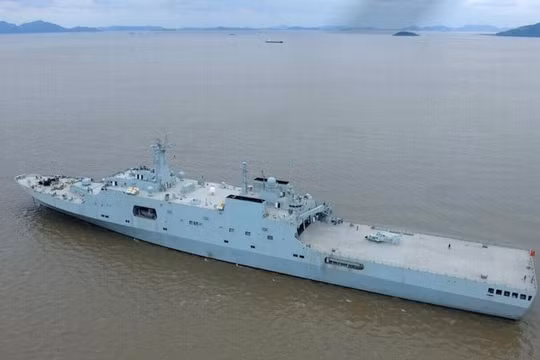 Tàu đổ bộ cỡ lớn Nghi Mông Sơn số hiệu 988 Type 071 Hải quân Trung Quốc (ảnh tư liệu)