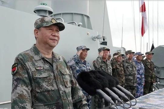 Chủ tịch Trung Quốc Tập Cận Bình tại lễ duyệt binh trên biển. Ảnh: Sina.