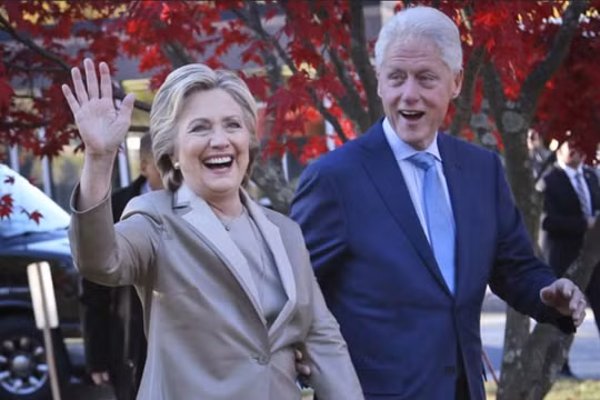 Vợ chồng bà Hillary Clinton. Ảnh: Daily Sun