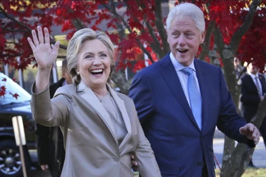 Vợ chồng bà Hillary Clinton. Ảnh: Daily Sun