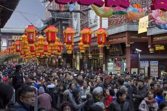 Người Trung Quốc trên đường phố (ảnh tư liệu)