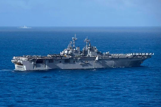 Tàu tấn công đổ bộ USS Boxer LHD 4 và tàu vận tải USS New Orleans LPD 18, Hải quân Mỹ.