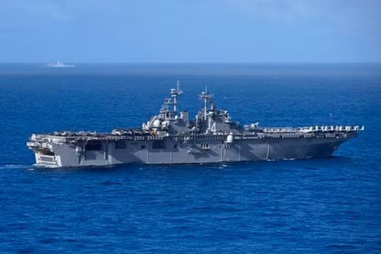 Tàu tấn công đổ bộ USS Boxer LHD 4 và tàu vận tải USS New Orleans LPD 18, Hải quân Mỹ.