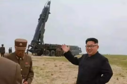 Nhà lãnh đạo Triều Tiên Kim Jong-ul chỉ đạo phóng tên lửa. Ảnh: Thời báo Hoàn Cầu