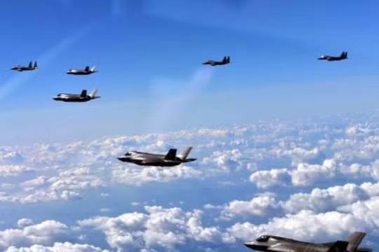 Máy bay chiến đấu tàng hình F-35B Mỹ và máy bay chiến đấu F-15K Hàn Quốc bay theo biên đội ở bán đảo Triều Tiên. Ảnh; Cankao.