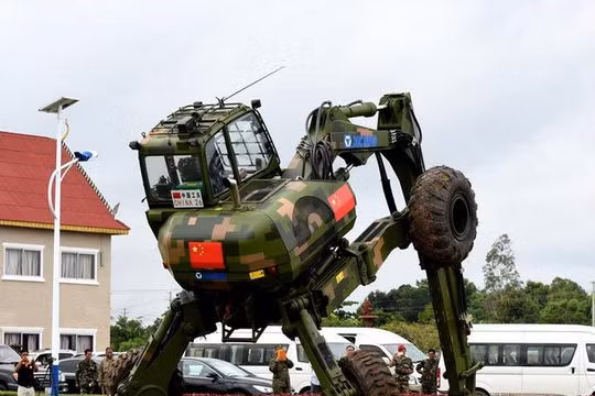 Ngày 15/12/2016, Trung Quốc phô trương tính năng trang bị trong huấn luyện liên hợp Golden Dragon-2016 với phía Campuchia. Ảnh: Tân Hoa xã