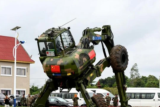 Ngày 15/12/2016, Trung Quốc phô trương tính năng trang bị trong huấn luyện liên hợp Golden Dragon-2016 với phía Campuchia. Ảnh: Tân Hoa xã