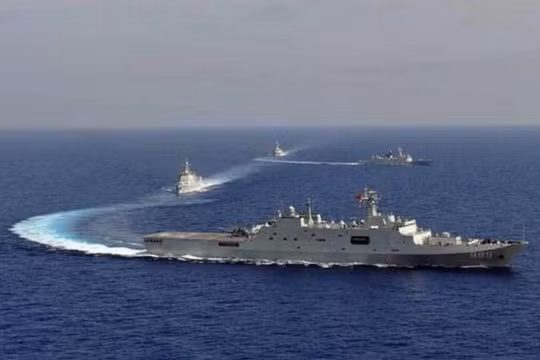 Biên đội huấn luyện biển xa của Hạm đội Nam Hải, hải quân Trung Quốc. Trong biên đội này có tàu đổ bộ Type 071 đi đầu. Ảnh: Sina.