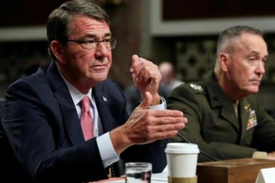Bộ trưởng Quốc phòng Mỹ Ashton B. Carter và Chủ tịch Hội đồng Tham mưu trưởng Liên quân Mỹ Joseph Dunford tại phiên điều trần của Ủy ban Quân vụ Thượng viện Mỹ ngày 22/9/2016. Ảnh: aryanews.com
