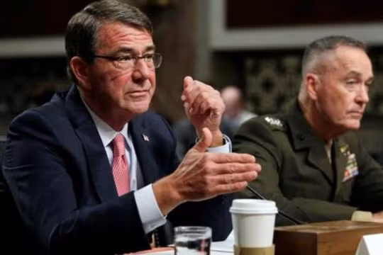 Bộ trưởng Quốc phòng Mỹ Ashton B. Carter và Chủ tịch Hội đồng Tham mưu trưởng Liên quân Mỹ Joseph Dunford tại phiên điều trần của Ủy ban Quân vụ Thượng viện Mỹ ngày 22/9/2016. Ảnh: aryanews.com