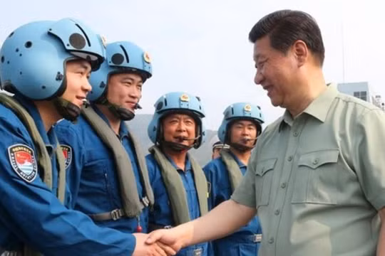 Ngày 9/4/2013, Chủ tịch Trung Quốc Tập Cận Bình thị sát căn cứ tàu ngầm Hạm đội Nam Hải, Hải quân Trung Quốc ở Tam Á, đảo Hải Nam. Ảnh: Tân Hoa xã