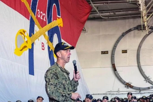 Đô đốc John Richardson. Tư lệnh hải quân Mỹ trên tàu sân bay USS Ronald Reagan. Ảnh: Stars and Stripes.