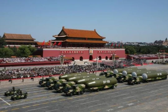 Tên lửa xuyên lục địa Đông Phong-5B Trung Quốc trên quảng trường Thiên An Môn ngày 3/.9/2015. Ảnh: Tin tức Tham khảo, Trung Quốc.