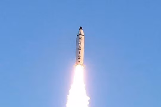 Ngày 12 tháng 2 năm 2017, Triều Tiên phóng tên lửa đạn đạo tầm trung Pukguksong-2. Ảnh: Cankao