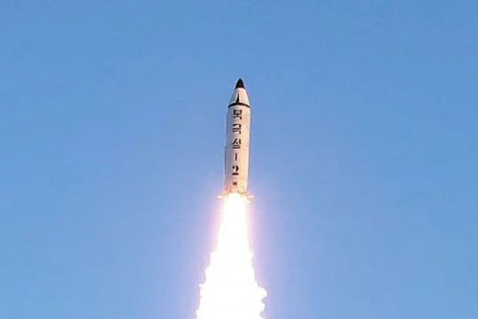 Ngày 12 tháng 2 năm 2017, Triều Tiên phóng tên lửa đạn đạo tầm trung Pukguksong-2. Ảnh: Cankao