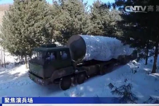 Đài truyền hình CCTV7 Trung Quốc công bố các hình ảnh một lữ đoàn trang bị tên lửa đạn đạo xuyên lục địa Đông Phong-31A của Lực lượng tên lửa Trung Quốc tiến hành huấn luyện trong thời điểm Ngoại trưởng Mỹ Rex Tillerson đến thăm Trung Quốc (ngày 18 - 19/3