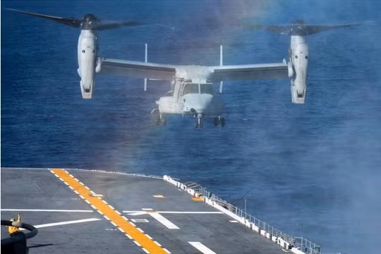 Tàu tấn công đổ bộ USS Bonhomme Richard LHD-6 Hải quân Mỹ tiến hành tuần tra biển Hoa Đông. Ảnh: báo Nhân Dân, Trung Quốc.