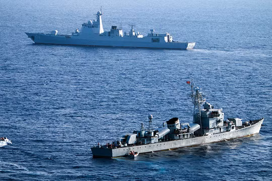 Ngày 1/8/2016, ba hạm đội lớn của Hải quân Trung Quốc tiến hành tập trận bắn đạn thật ở biển Hoa Đông. Trong hình là tàu Trịnh Châu bắn tên lửa đối hải. Ảnh minh họa: Hải quân Trung Quốc.