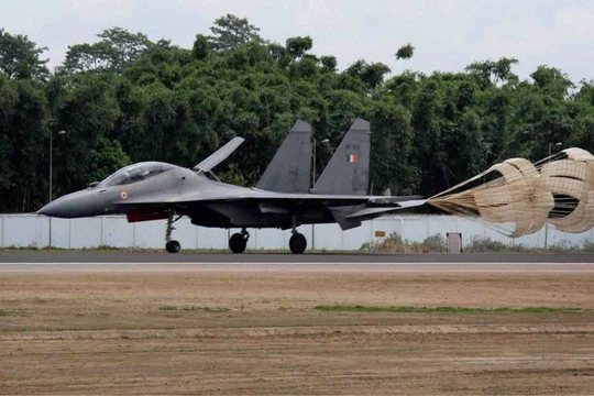 Máy bay Sukhoi-30 MKI hạ cánh xuống đường băng sân bay Pasighat 
