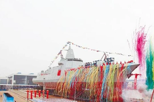 Sáng ngày 28/6/2017, Trung Quốc hạ thủy tàu khu trục Type 055 đầu tiên ở nhà máy đóng tàu Giang Nam, Thượng Hải. Ảnh: Chinatimes